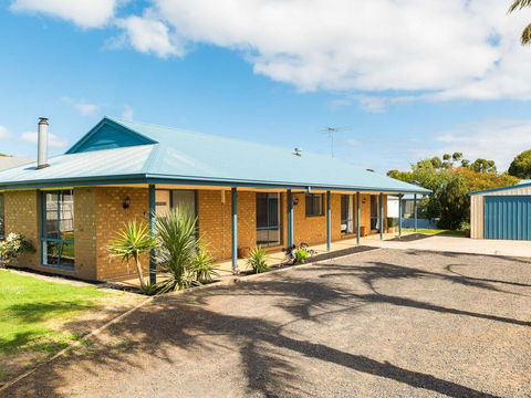 Back Beach Retreat - Holiday Sunshine Coast 0