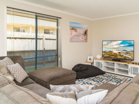 Back Beach Retreat - Holiday Sunshine Coast 3