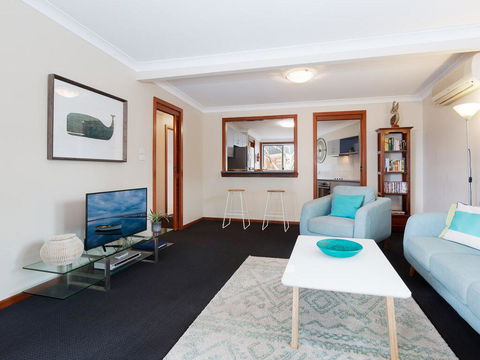 Baggies On Dutchies', 9 Burbong Street - Large House With Aircon, Boat Parking & Waterviews - Sunshine Coast Tourism 3