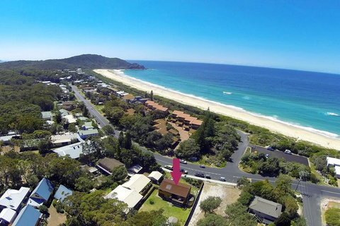 BARRELS AT BOOMERANG - Sunshine Coast Tourism 0
