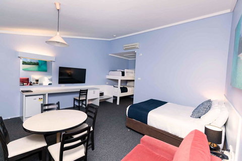 Bay Hotel Motel - Sunshine Coast Tourism 1