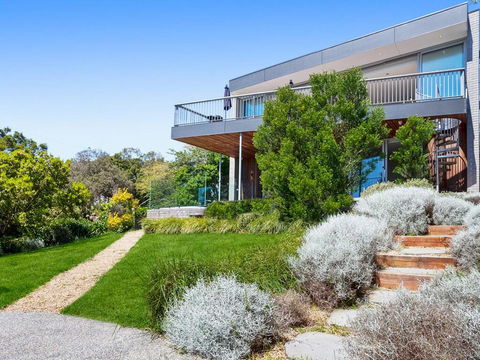 Bay Vista - Amazing Bay Views With The Beach At Your Doorstop! - Sunshine Coast Tourism 3