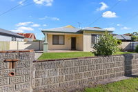 BAY YARD - large yard wifi family friendly.