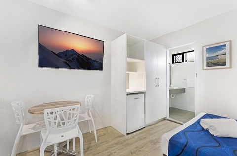 Beach House Motel - Sunshine Coast Tourism 3