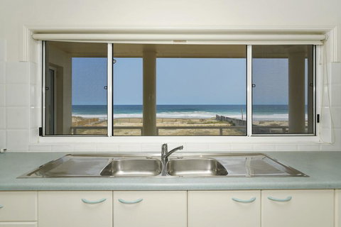 Beach House- 45 Curtis Parade - Sunshine Coast Tourism 3