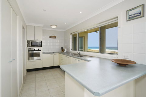 Beach House- 45 Curtis Parade - Sunshine Coast Tourism 2