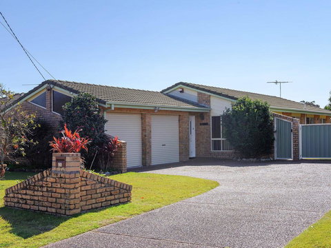 Beach Paradise @ Anna Bay - Sunshine Coast Tourism 3
