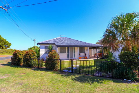 Beach Side Cottage At Blacksmiths - Sunshine Coast Tourism 0