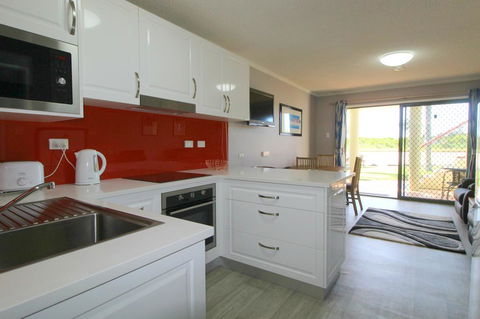 Beachfront 2, 25 Willow Street - Sunshine Coast Tourism 0