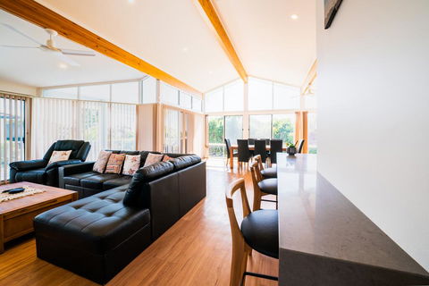 Beachfront Escape - Holiday Sunshine Coast 2
