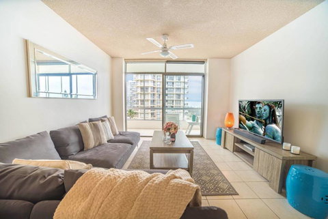 Beachfront Retro Apartment In Surfers Paradise - Sunshine Coast Tourism 0