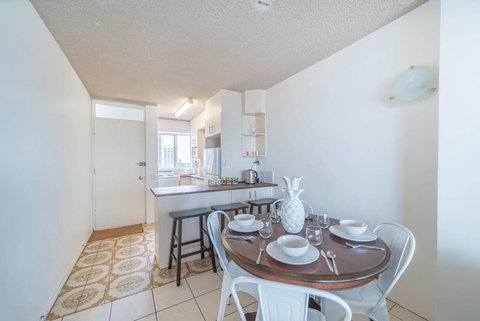 Beachfront Retro Apartment In Surfers Paradise - Sunshine Coast Tourism 3