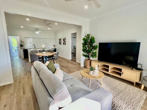 Renovated Queenslander - Upstairs 2km To Stadium - Sunshine Coast Tourism 1