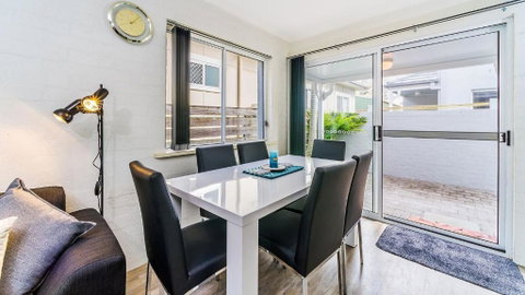 RED Rock - Townhouse In Town - Holiday Sunshine Coast 1