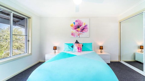 RED Rock - Townhouse In Town - Holiday Sunshine Coast 3