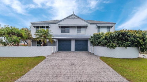 RED Rock - Townhouse In Town - Holiday Sunshine Coast 0