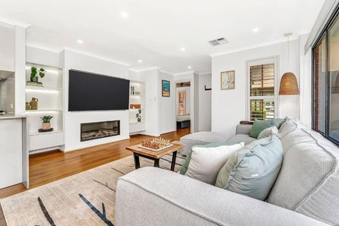 Redbrick Retreat - Generous Coastal Escape - Sunshine Coast Tourism 1