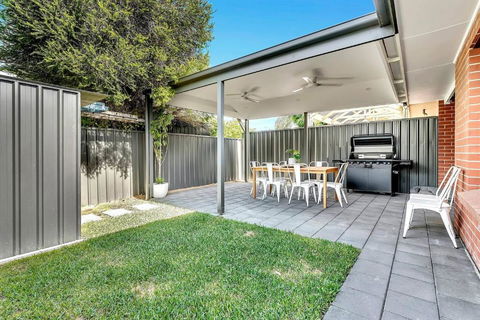 Redbrick Retreat - Generous Coastal Escape - Sunshine Coast Tourism 3
