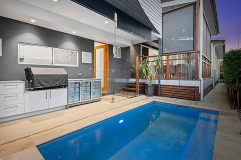Redcliffe CBD Family Beach House - Holiday Sunshine Coast 0
