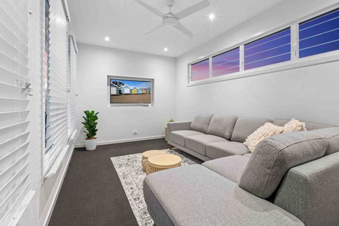 Redcliffe CBD Family Beach House - Holiday Sunshine Coast 2