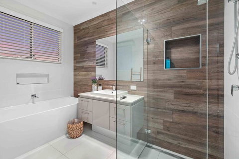 Redcliffe CBD Family Beach House - Holiday Sunshine Coast 3