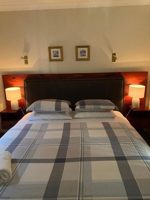 REDGUM RETREAT BRIGHT - Luxury Spa Villa - Sunshine Coast Tourism 1