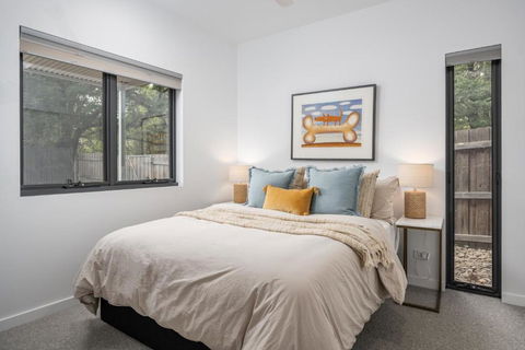 Reed Townhouse - Art House Townhouses - Sunshine Coast Tourism 2
