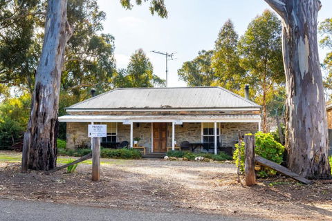 Reillys Wines Heritage Cottages - Holiday Sunshine Coast 1
