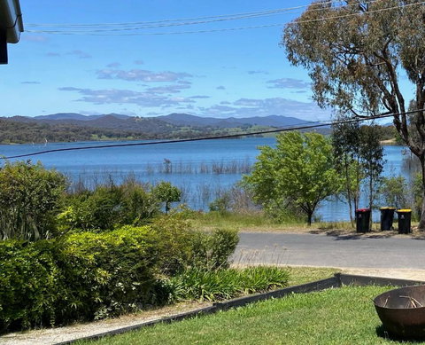 Relax In The Spa With Views Opposite Lake Eildon - Holiday Sunshine Coast 0