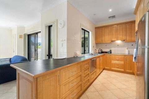 Relax On Charles St - 4A Charles Street Port Elliot - BYO Linen - Sunshine Coast Tourism 3