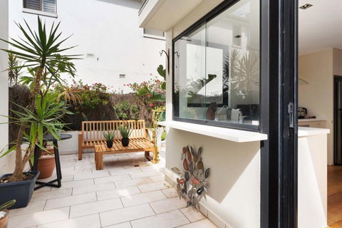 Relaxed Beachside Townhouse - Holiday Sunshine Coast 3