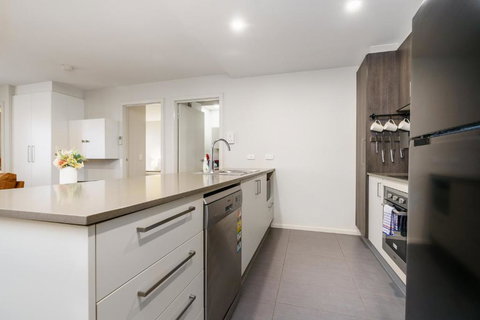 Relaxing 2BR Stay Near South Point Tuggeranong - Holiday Sunshine Coast 2