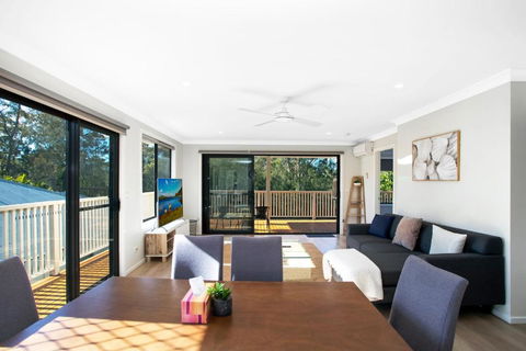 Renovated Coastal Getaway With Water Views - Holiday Sunshine Coast 2