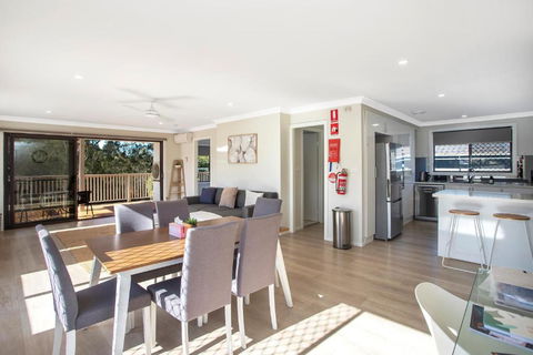 Renovated Coastal Getaway With Water Views - Holiday Sunshine Coast 3