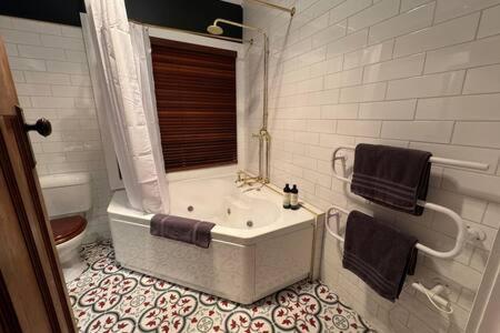 Renovated Cottage Near Cataract Gorge Launceston - Sunshine Coast Tourism 3