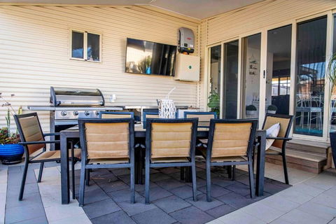 Resort On Morgan With Beautiful Private Pool, Pet Friendly - Sunshine Coast Tourism 3