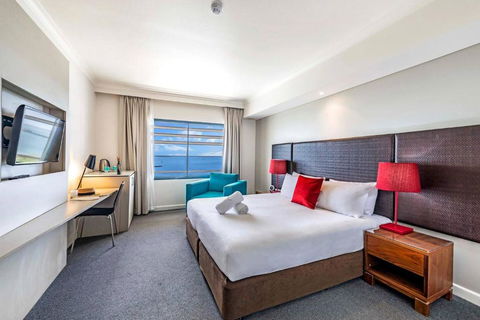 Resort Style King Pad With Sparkling Sea Views - Holiday Sunshine Coast 0