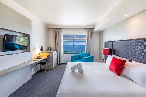 Resort Style King Pad With Sparkling Sea Views - Holiday Sunshine Coast 2