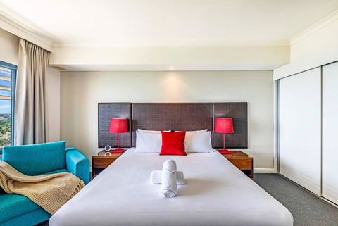 Resort Style King Pad With Sparkling Sea Views - Holiday Sunshine Coast 3
