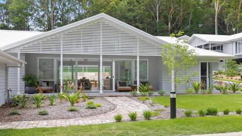 Resort Style Living With Pool, Tennis Court And Beach - Sunshine Coast Tourism 3