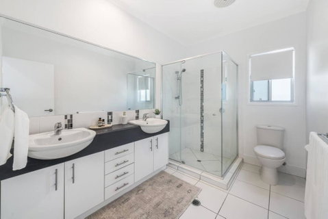 Retreat In The Heart Of Alex - 3BR Sleeps 11, Pool - Sunshine Coast Tourism 2