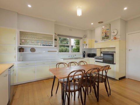 Retro Retreat - Sunshine Coast Tourism 3
