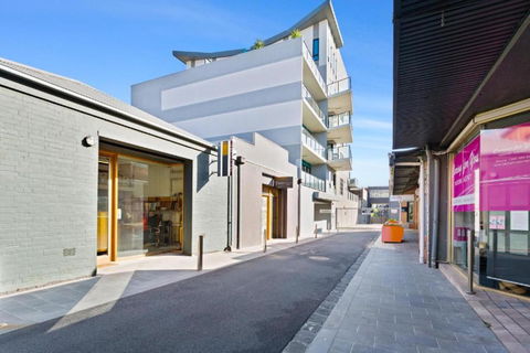 Right In The Centre Of Town - Sunshine Coast Tourism 3
