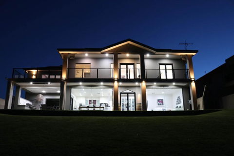 River Devine - Sunshine Coast Tourism 2