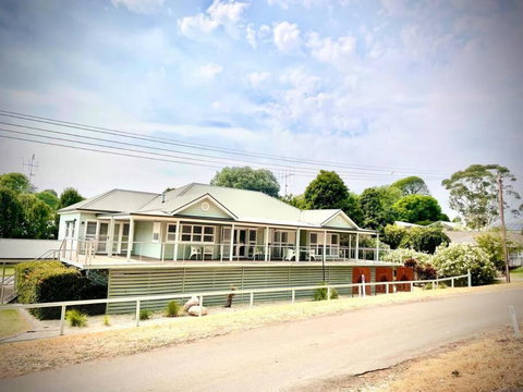 River Front On Hennessy - Sunshine Coast Tourism 0