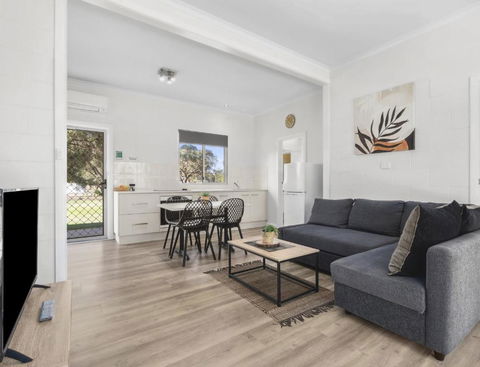 Riversands Rest Accommodation Paringa - River Box Cottage - Holiday Sunshine Coast 1