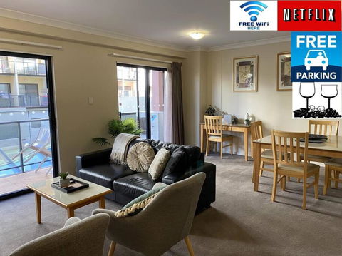 RIVERSIDE CITY VIEW PARKING NETFLIX WIFI WINE FREE - Holiday Sunshine Coast 0