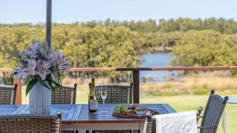 Riverside Retreat, Coolangatta, Near Seven Mile Beach - Sunshine Coast Tourism 2