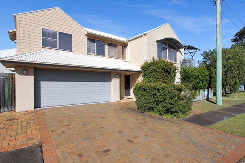 Riverside Views Hawks Nest - Sunshine Coast Tourism 0