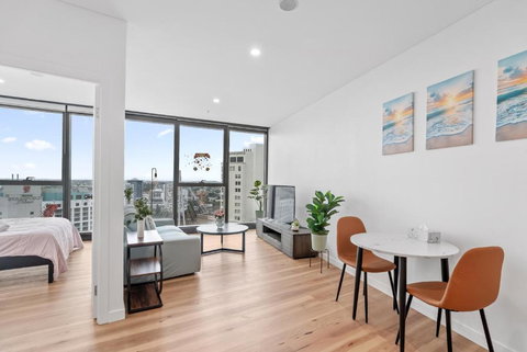 RiverViews 1BR 1BA Skytower Apt With Pool, Gym, Sauna - Holiday Sunshine Coast 0